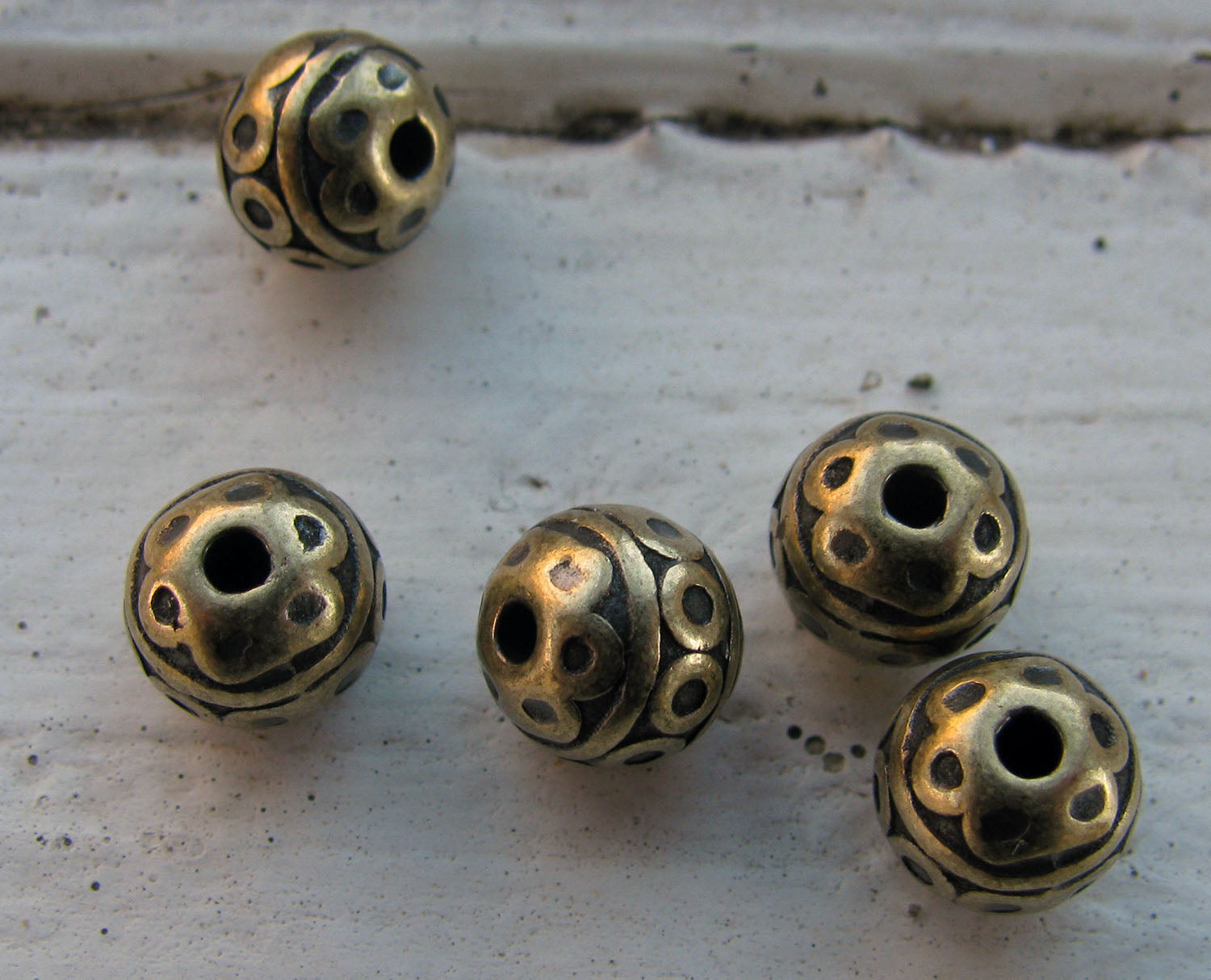 Mellandel bronsfärgad - Rund med cirklar 7mm 5-pack Grekisk Metall