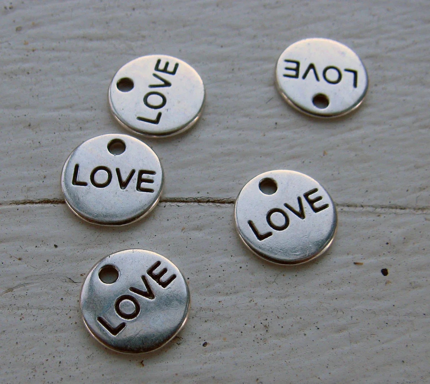 Berlock silverfärgad - Rund Love 10mm 5-pack Grekisk Metall