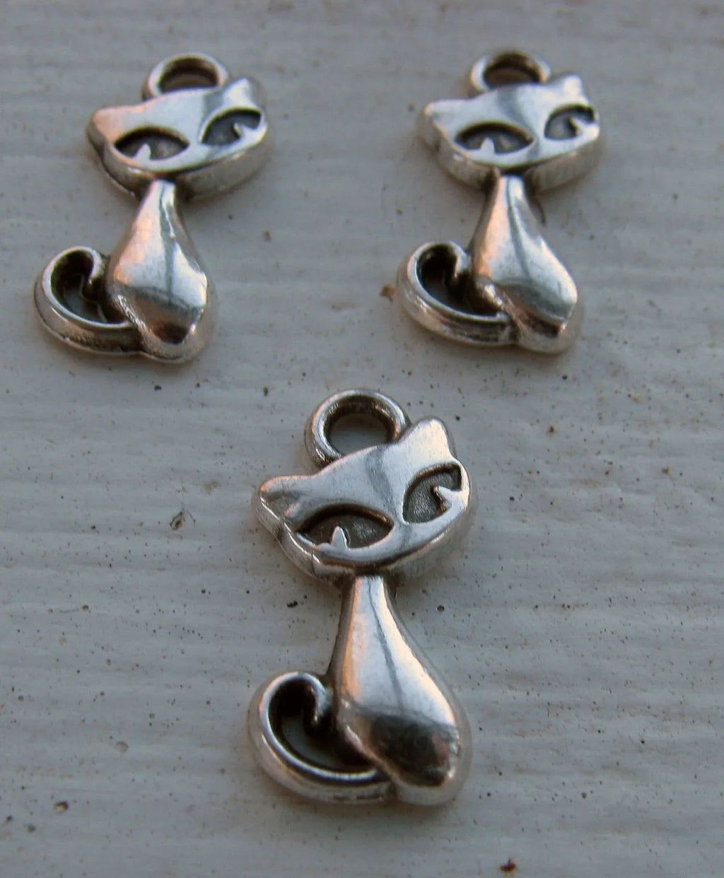 Berlock Silverfärgad Katt med Sneda Ögon 9x14mm 3-pack Grekisk Metall