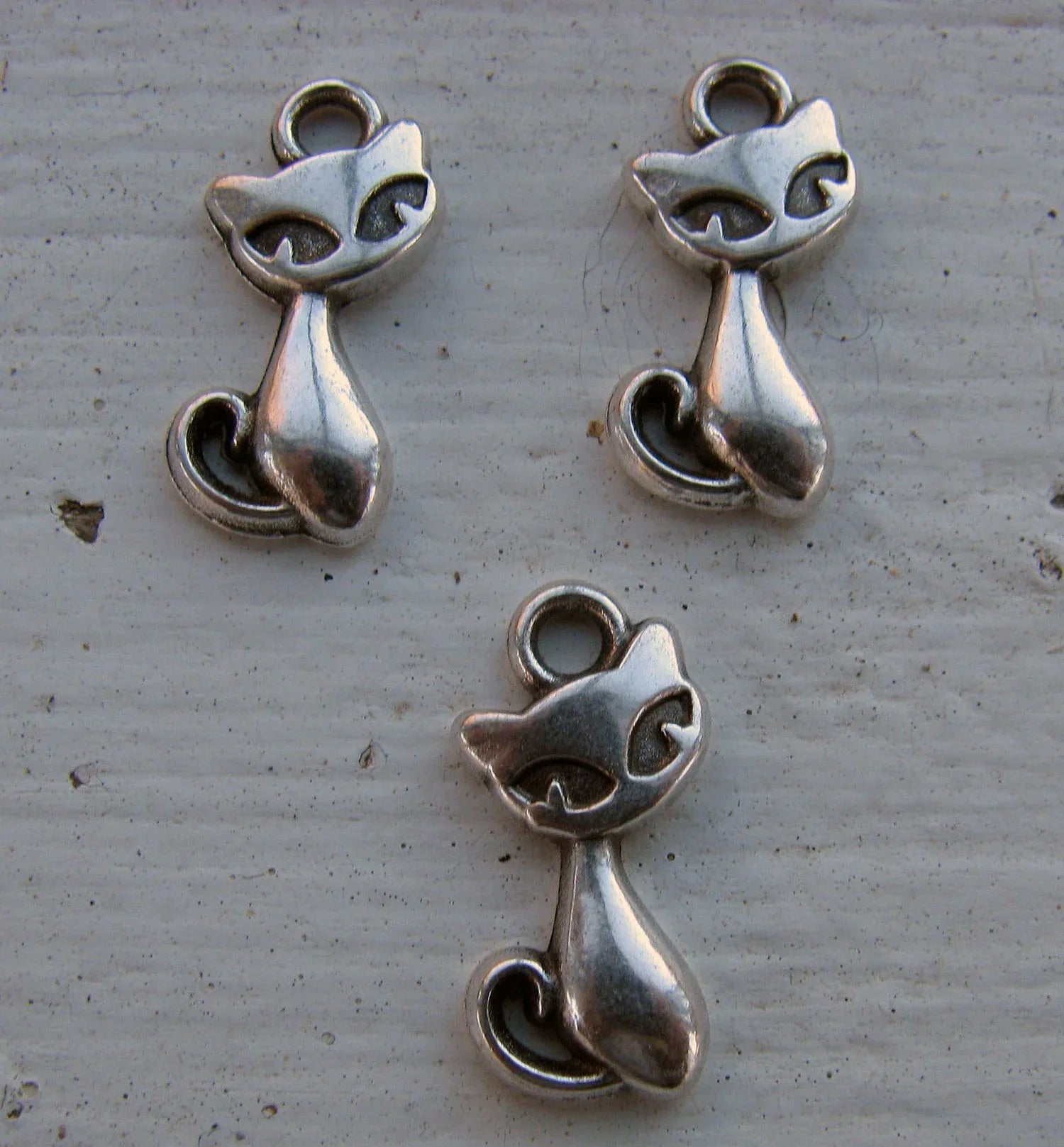 Berlock Silverfärgad Katt med Sneda Ögon 9x14mm 3-pack Grekisk Metall