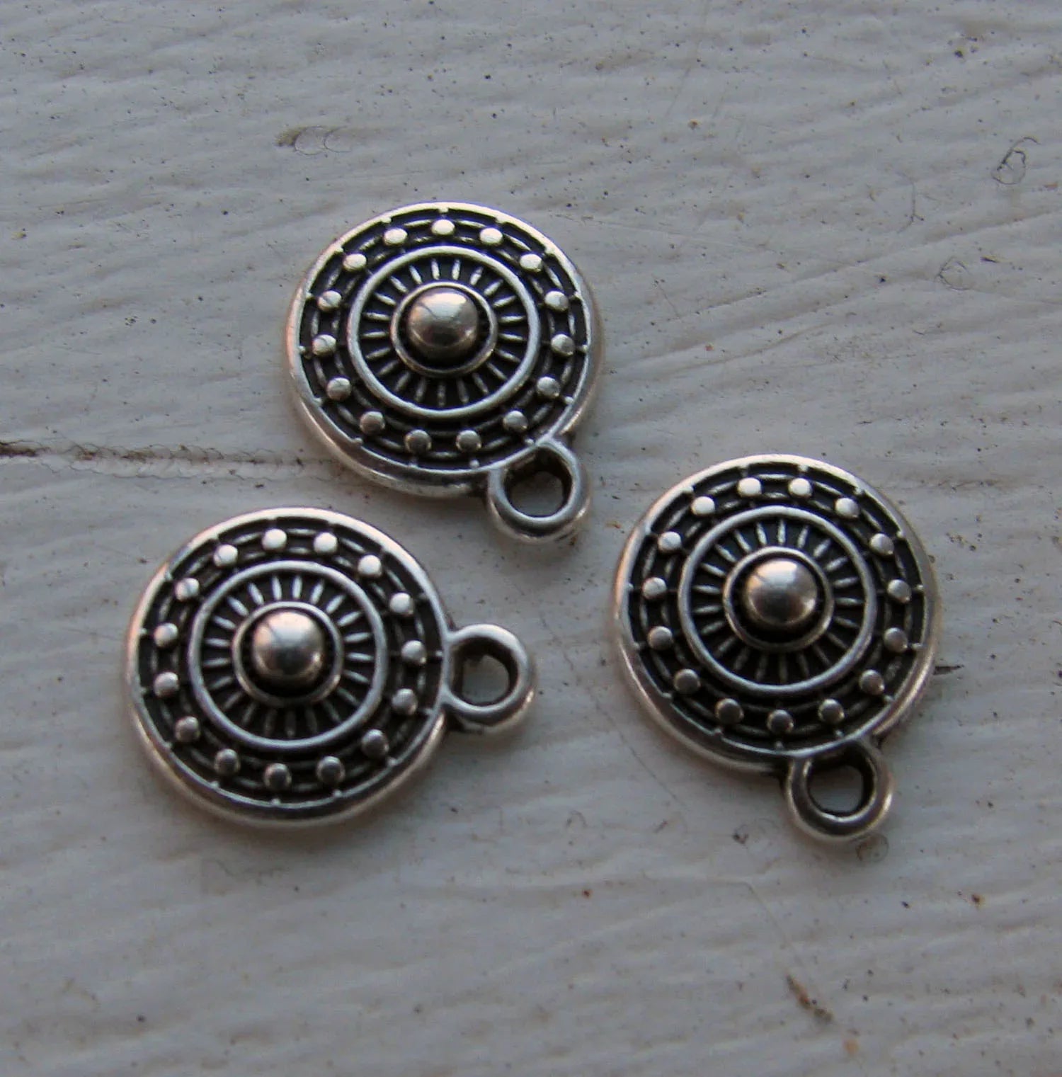 Berlock silverfärgad - Rund med prickar 9mm 3-pack Grekisk Metall