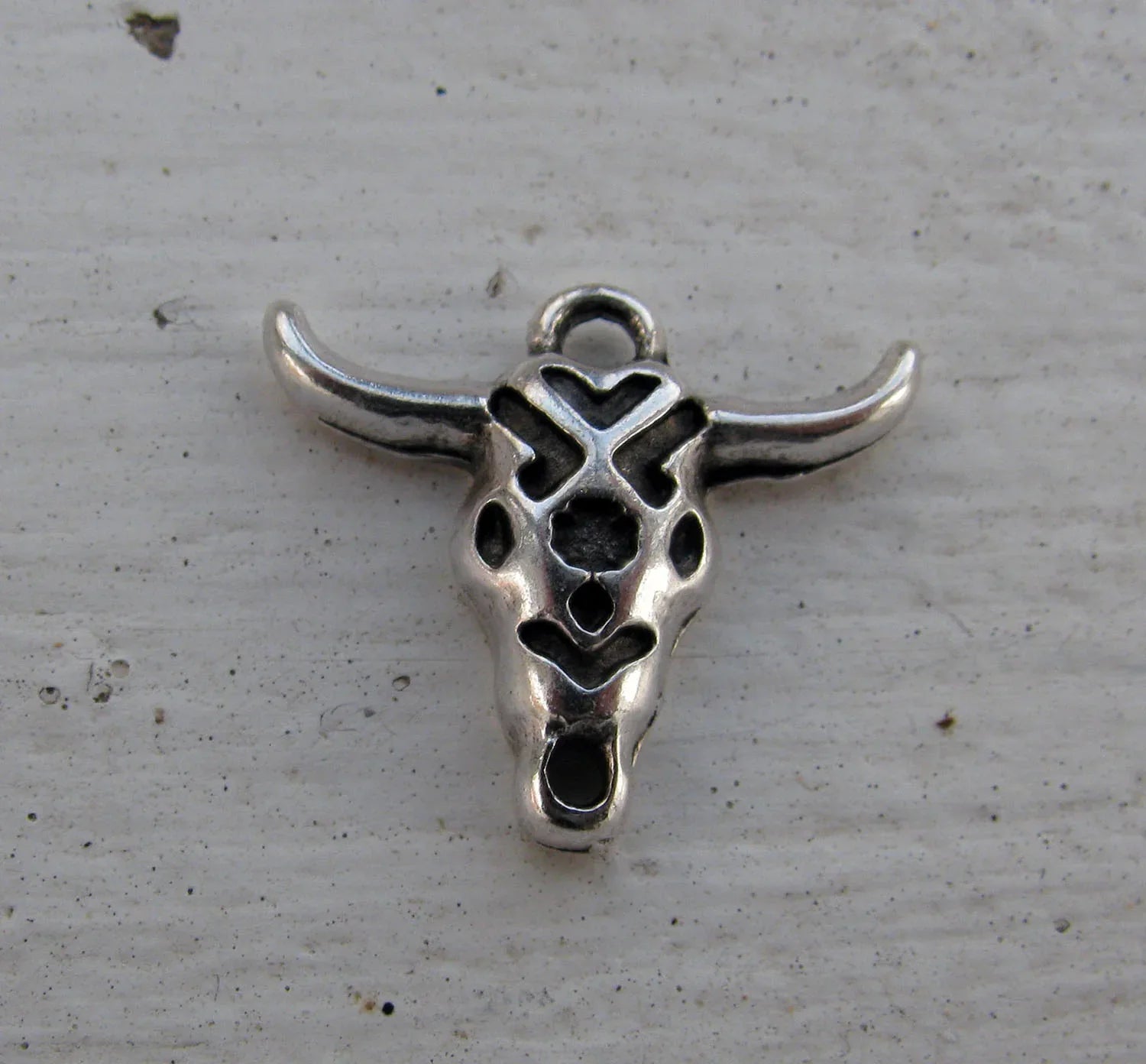 Berlock silverfärgad - Tjurhuvud med mönster 19x16mm 1 styck Grekisk Metall