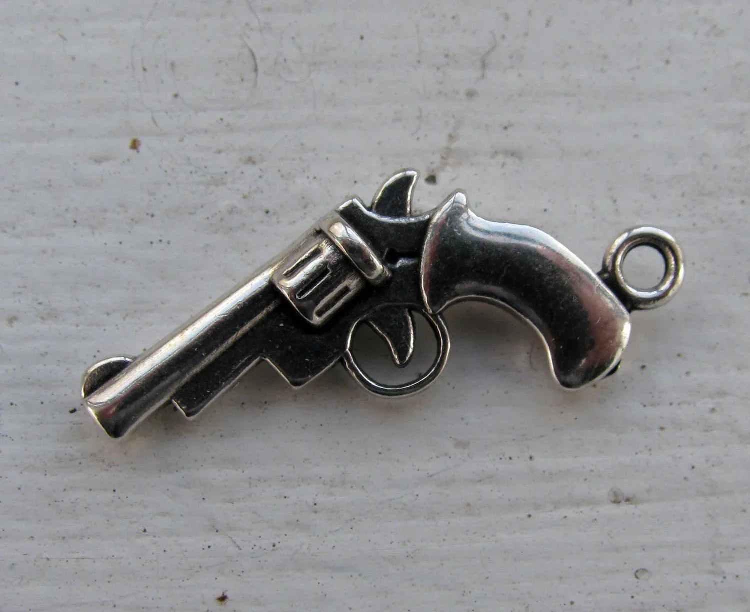 Berlock Silverpläterad - Revolver 16x33mm 1 styck Grekisk Metall