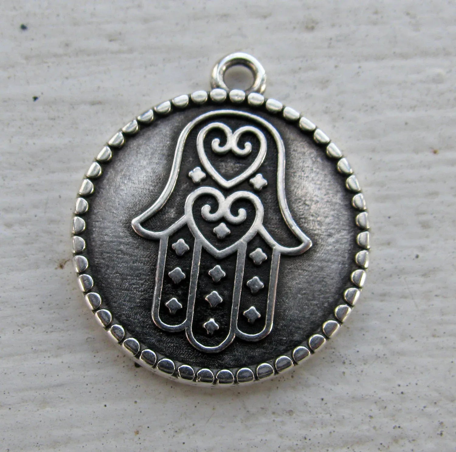 Berlock Silverfärgad - Rund med Hamsa 20mm 1 styck Grekisk Metall