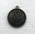 Berlock bronsfärgad - Rund med hamsa 20mm 1 styck Grekisk Metall