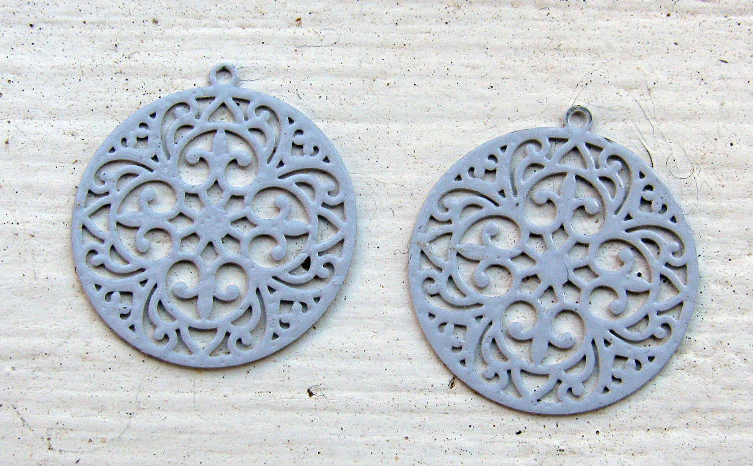Berlock Ljusgrå - Mandala 20mm, 2 pack Grekisk Metall