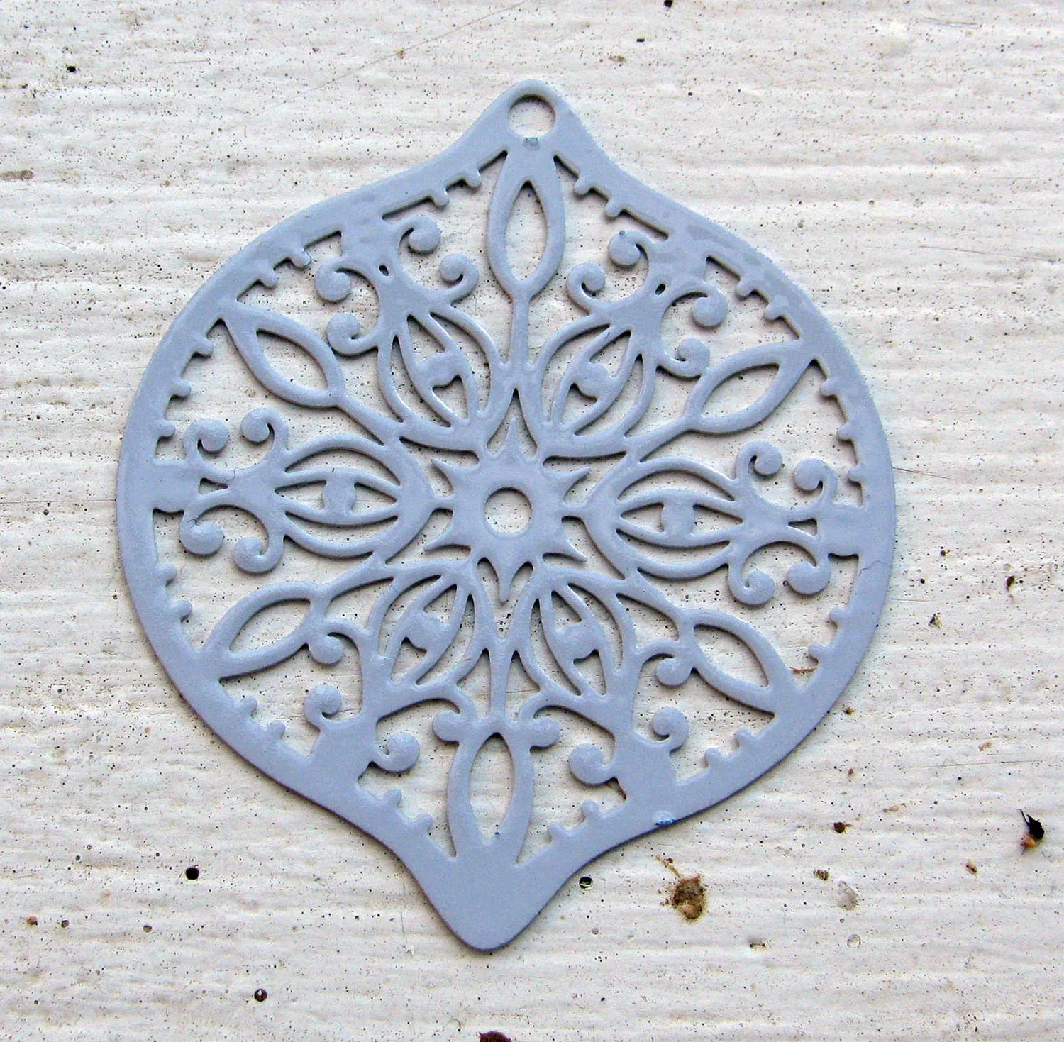 Berlock Grå - Spetsig rund 40x45mm 1 styck Grekisk Metall