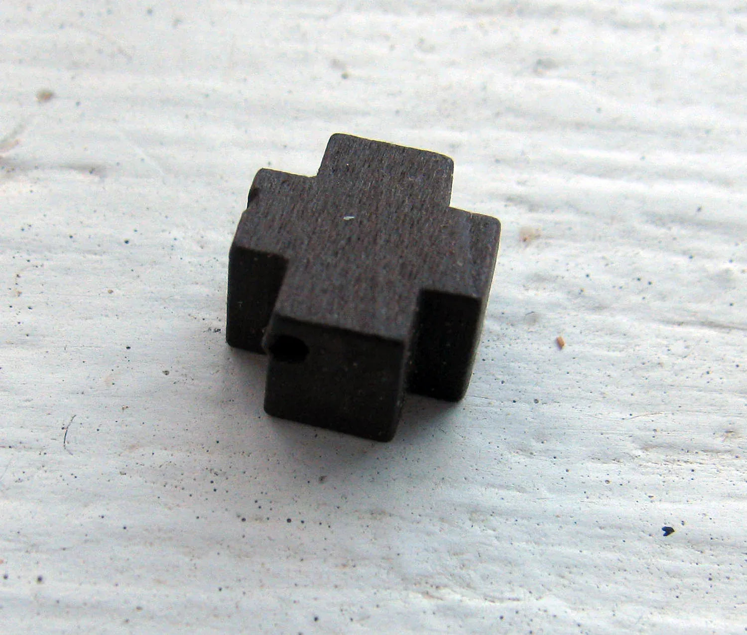 Träpärlor - Fyrkantskors Bruna 8mm - 5-pack Hilmas Pyssel