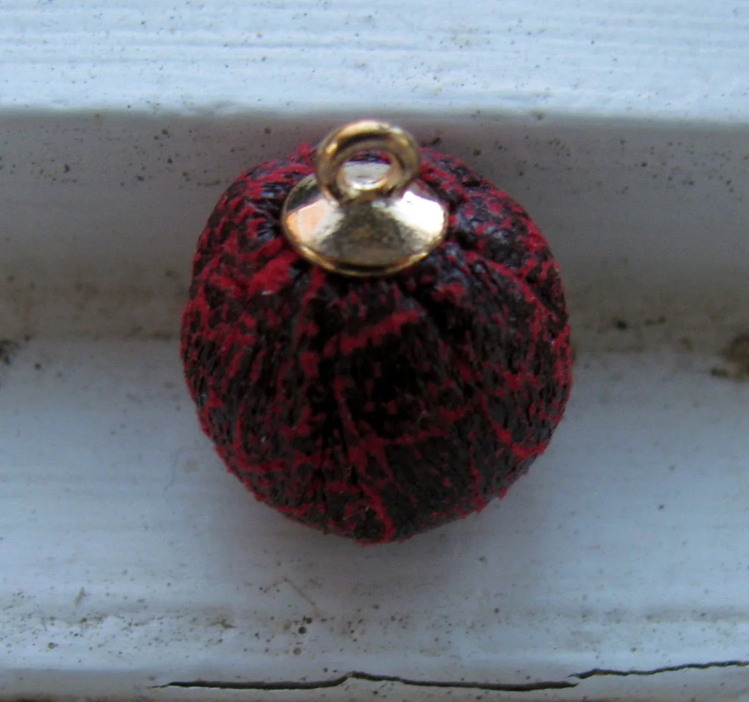 Hänge Boll - Orm-Mönstrad Röd 16mm Grekisk Metall