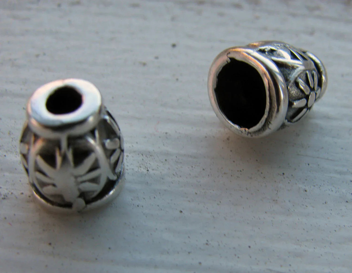 Pärlhattar silverfärgade - Oval med blommönster 8x10mm, 2-pack Grekisk Metall