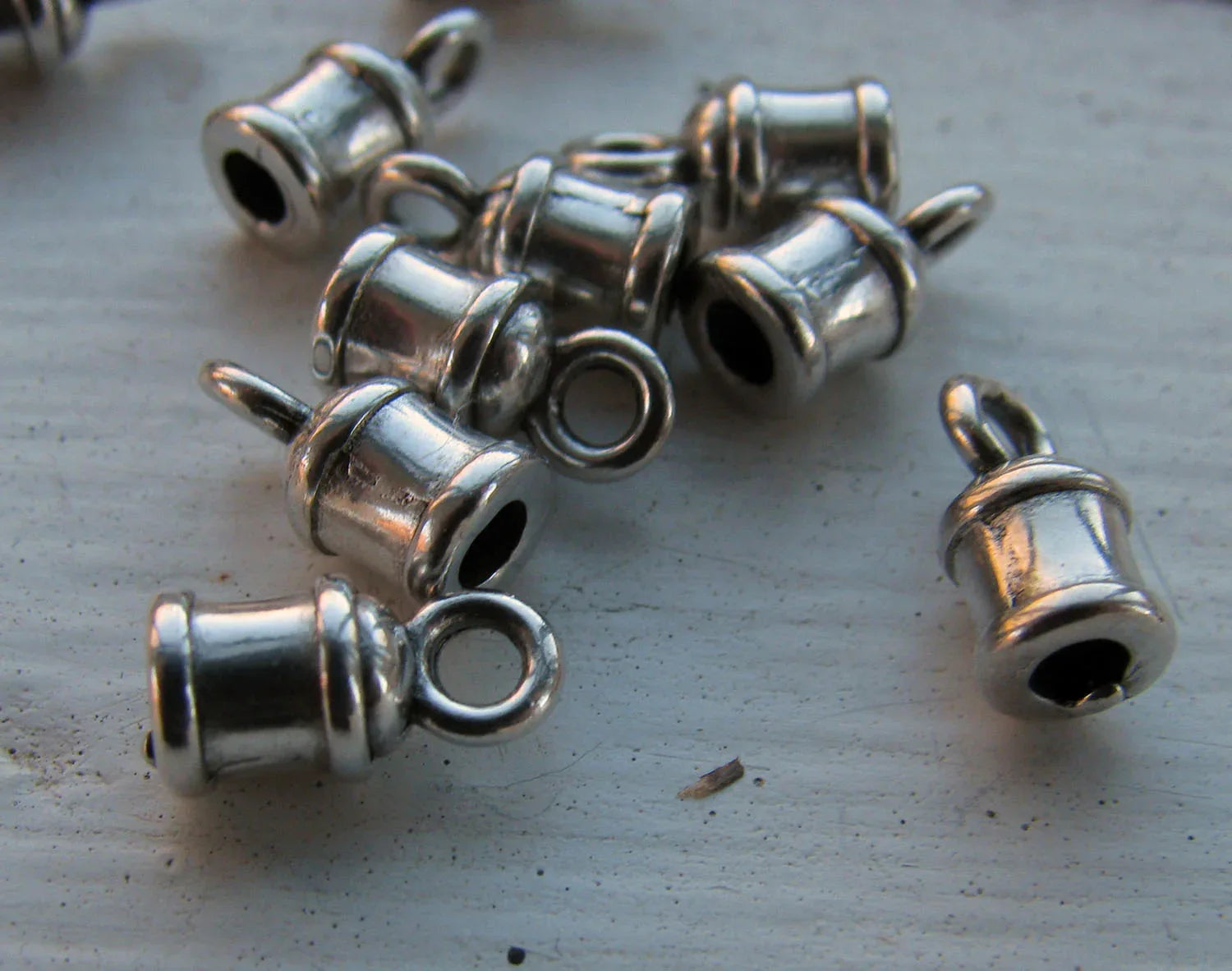 Ändfäste Silverfärgade - Mindre med rand, 2,2mm, 10-pack Grekisk Metall