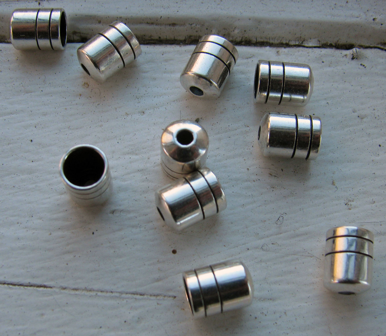 Ändfäste Silverfärgade - Rundad med ränder 5mm, 10-pack Grekisk Metall