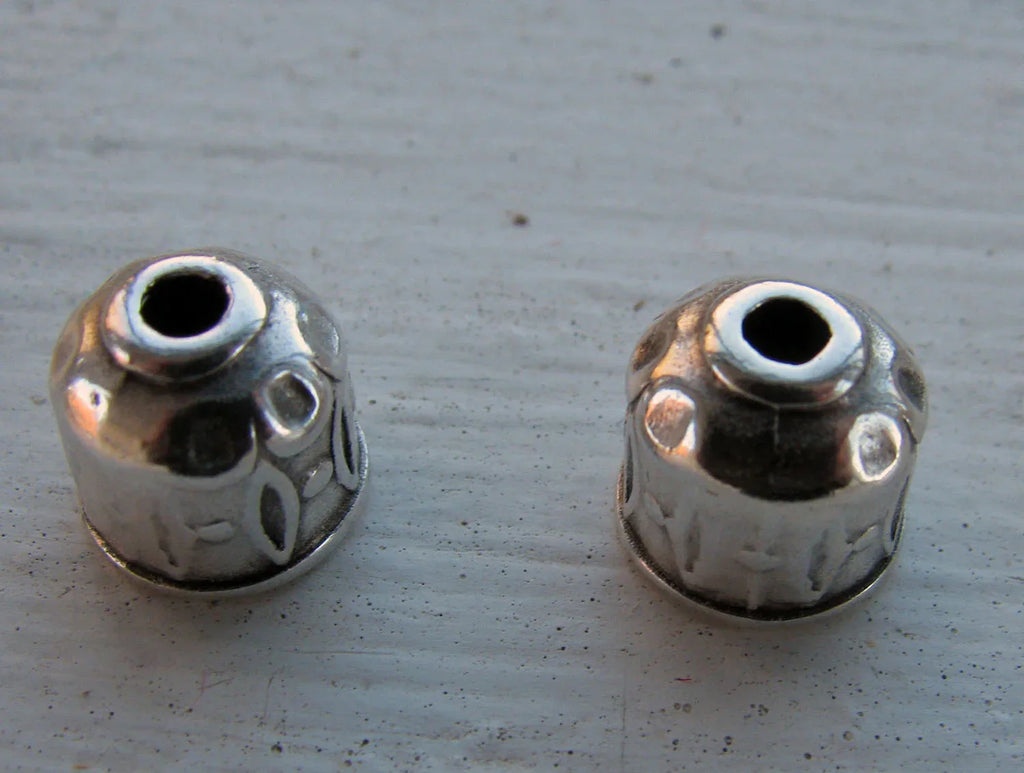 Ändfäste Silverfärgade - Rundad med mönster 6,3mm, 2-pack Grekisk Metall