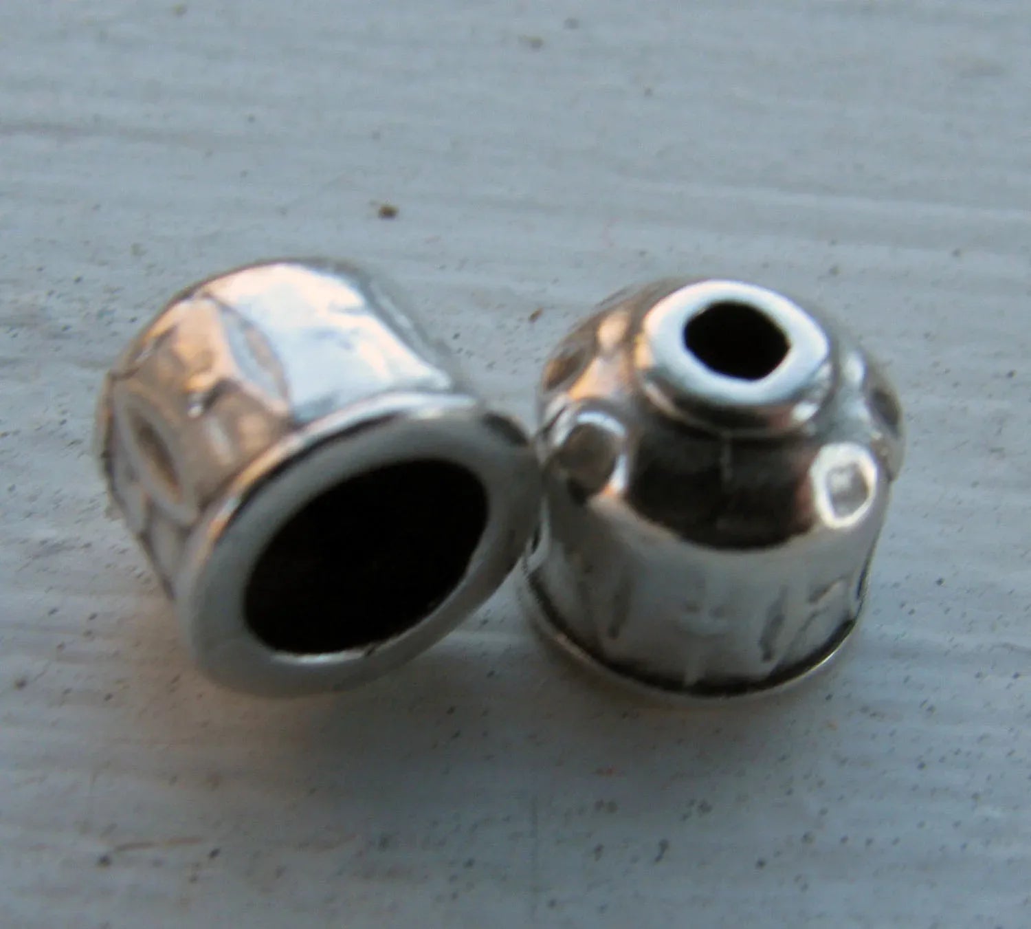 Ändfäste Silverfärgade - Rundad med mönster 6,3mm, 2-pack Grekisk Metall