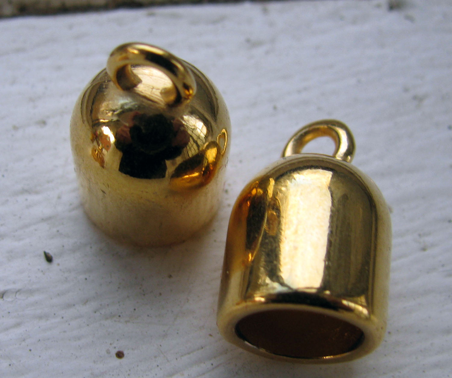 Ändfäste guldfärgade - Rundade med ögla, 8,2mm, 2-pack Grekisk Metall