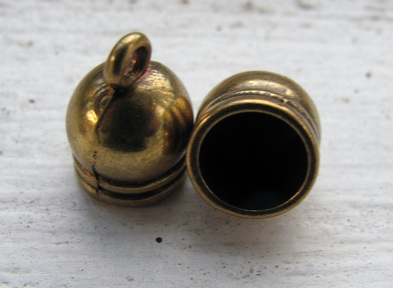 Ändfäste bronsfärgade - Rundade med ögla och rand, 8mm, 2-pack Grekisk Metall