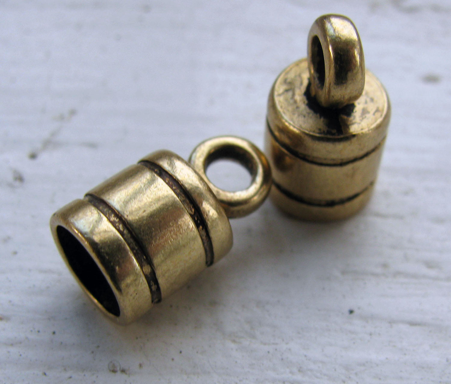 Ändfäste bronsfärgade - Rak med ränder, 6mm, 2-pack Grekisk Metall