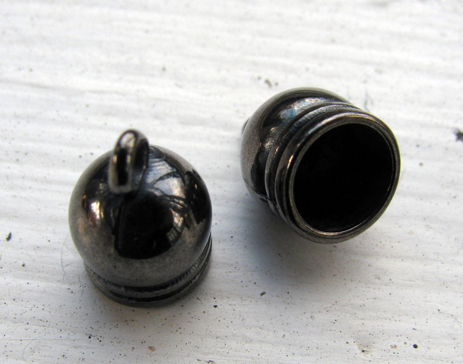 Ändfäste Gunmetalfärgade - Rundade med Ögla och Rand, 8mm, 2-pack Grekisk Metall