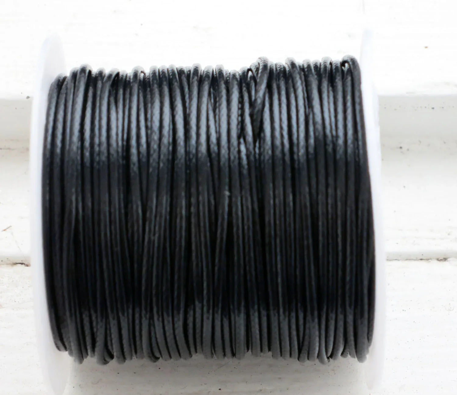 Vaxad Polyestertråd - Svart, 1mm, 10m Hilmas Pyssel