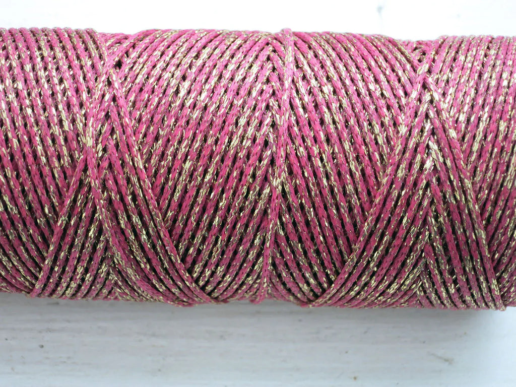 Vaxad bomullstråd - Metallic Mörkrosa med guld glitter 1mm, 1 m Hilmas Pyssel