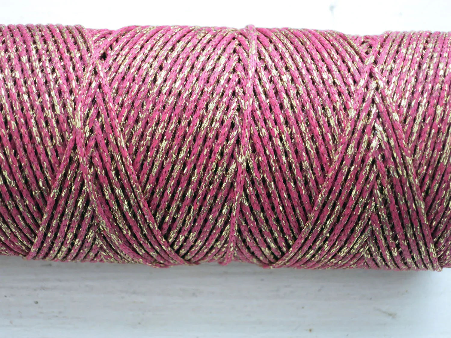 Vaxad bomullstråd - Metallic Mörkrosa med guld glitter 1mm, 1 m Hilmas Pyssel