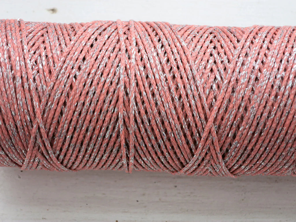 Vaxad bomullstråd - Metallic Ljusrosa med silver glitter 1mm, 1 m Hilmas Pyssel