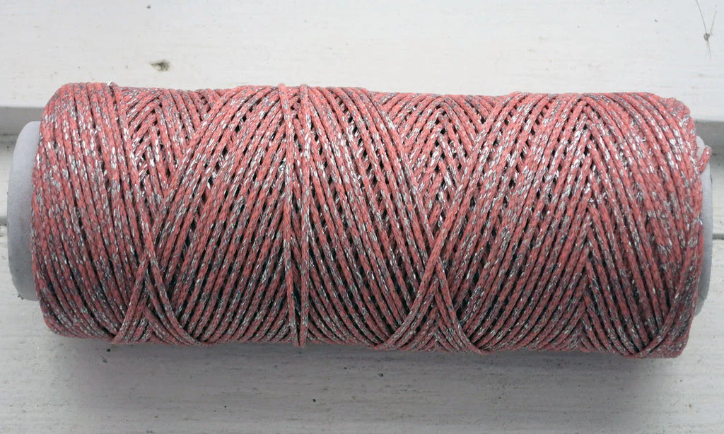 Vaxad bomullstråd - Metallic Ljusrosa med silver glitter 1mm, 1 m Hilmas Pyssel