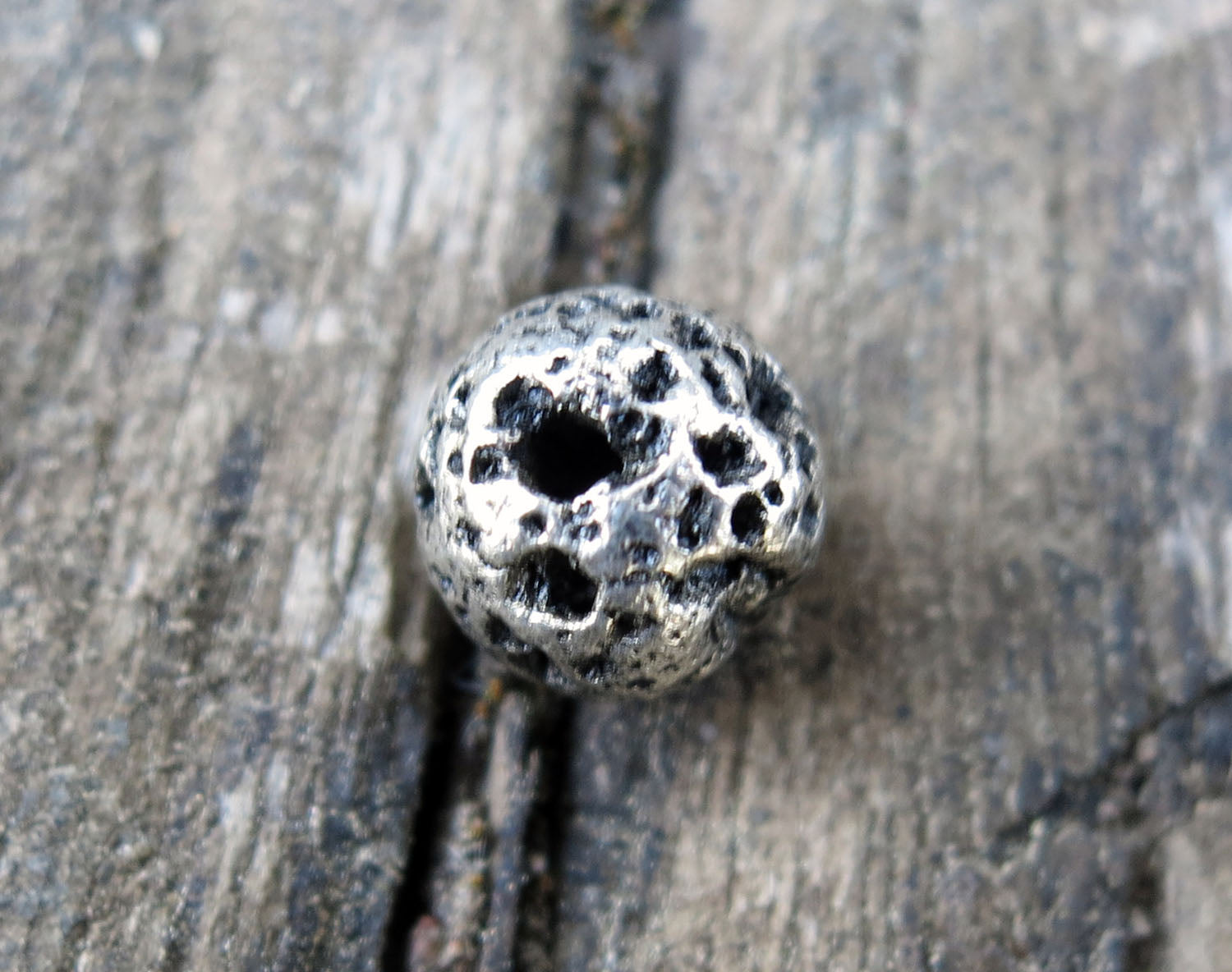 Lavasten - Silverfärgad 8 mm 1 styck Hilmas Pyssel