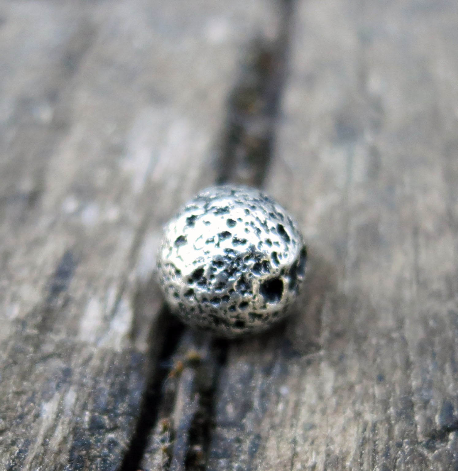 Lavasten - Silverfärgad 6 mm 1 styck Hilmas Pyssel