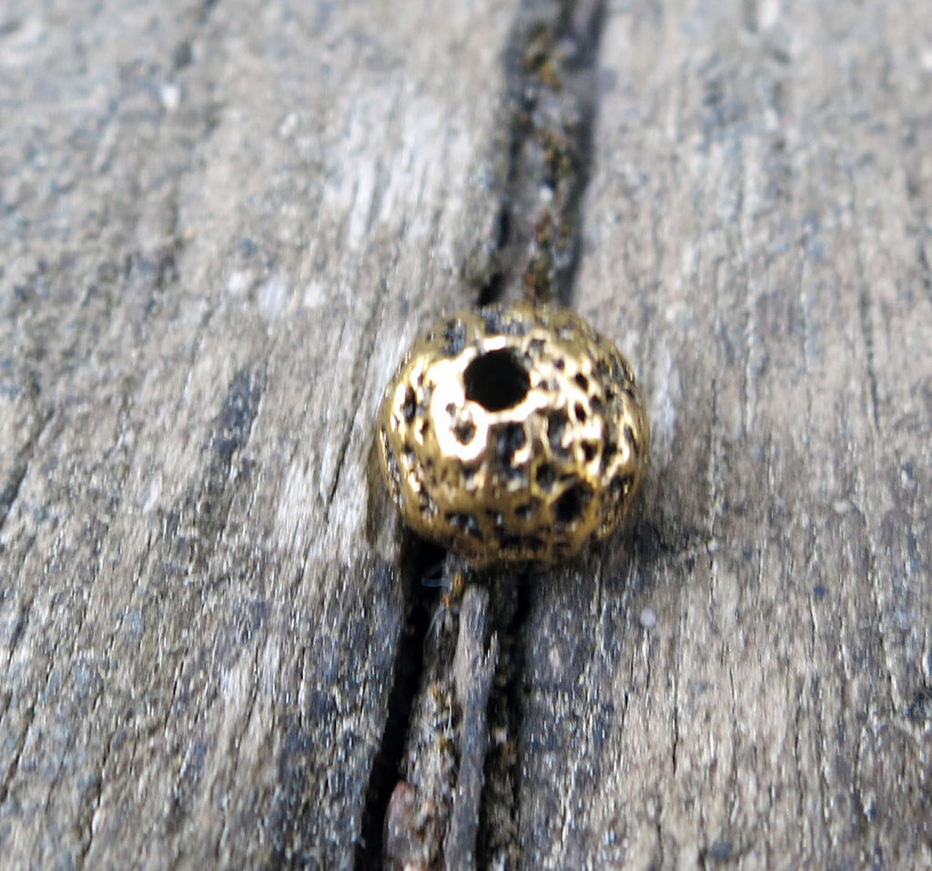 Lavasten - Guldfärgad 6 mm 1 styck Hilmas Pyssel