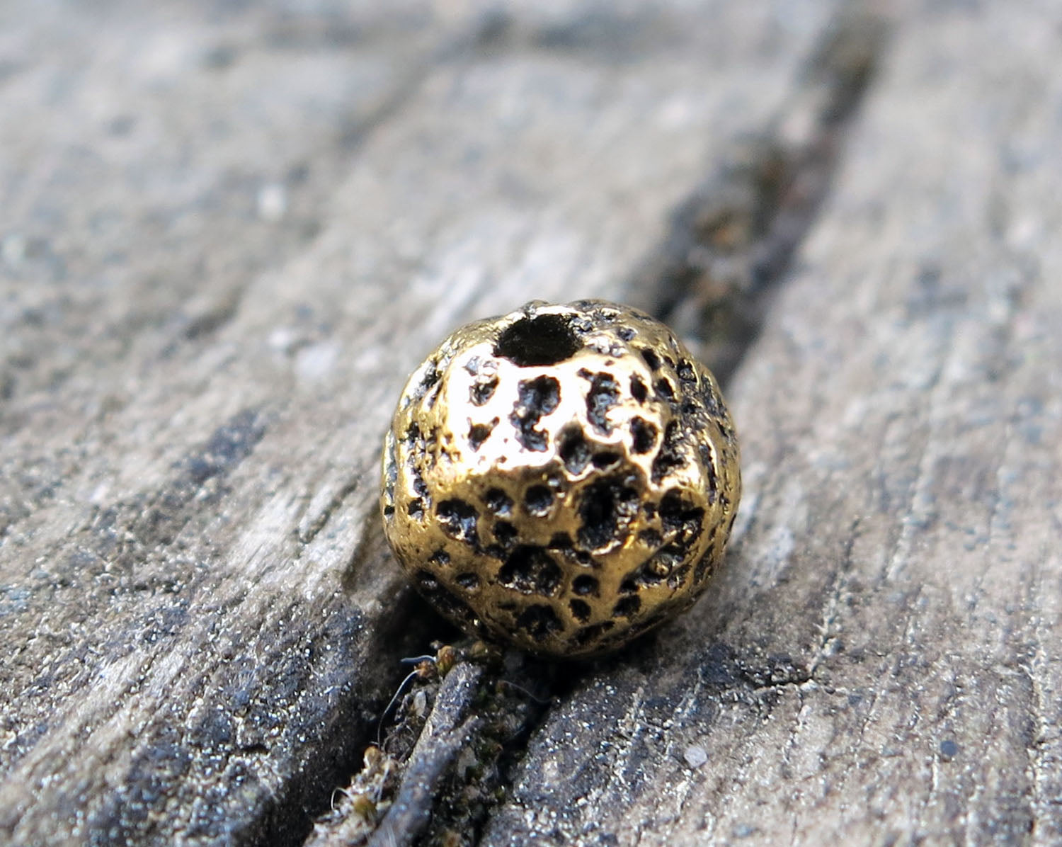 Lavasten - Guldfärgad 6 mm 1 styck Hilmas Pyssel