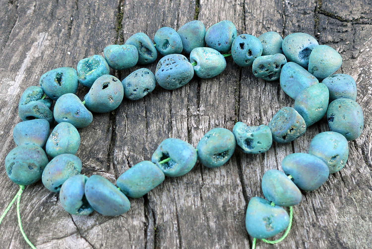 Kvarts - Frostad Nugget Grön 10x13mm 1 sträng Hilmas Pyssel