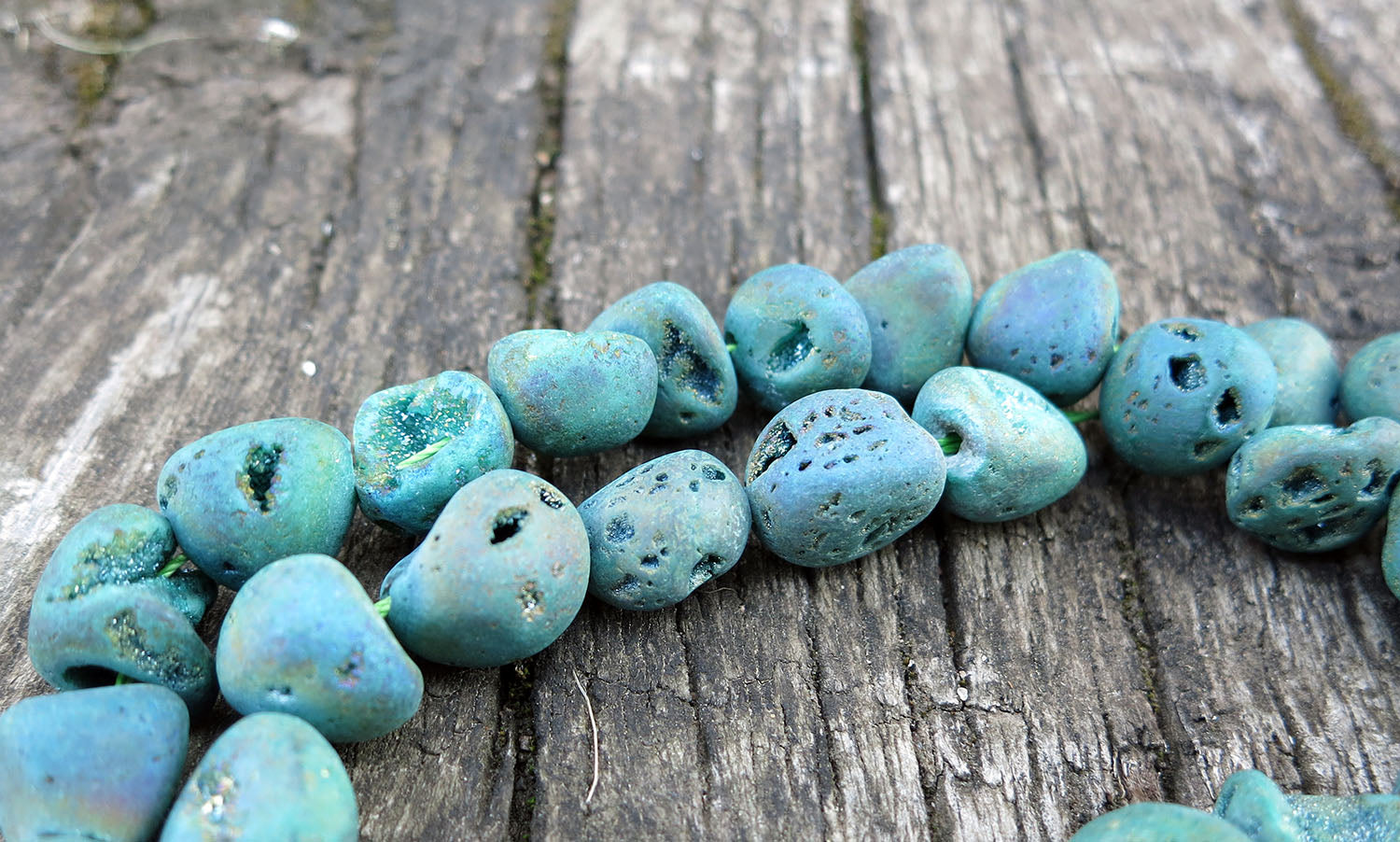 Kvarts - Frostad Nugget Grön 10x13mm 1 sträng Hilmas Pyssel