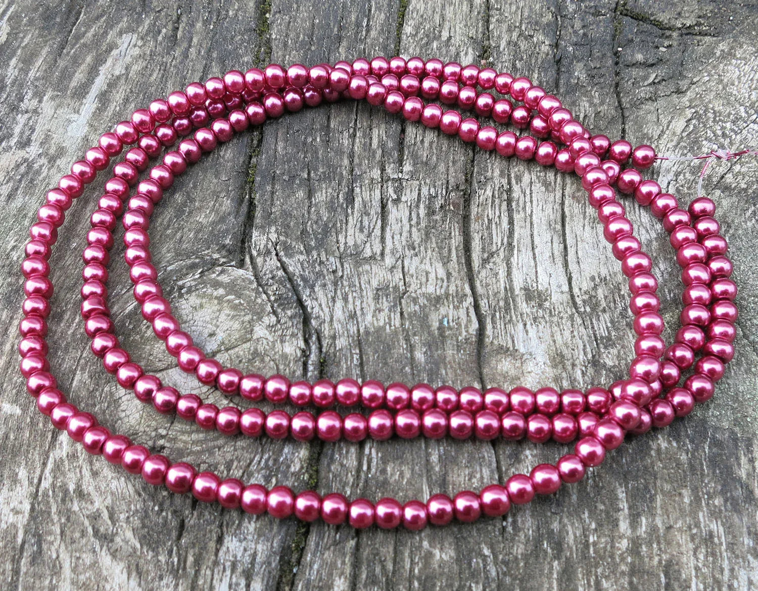 Vaxade glaspärlor - Lilaröd 4mm 1 sträng Hilmas Pyssel