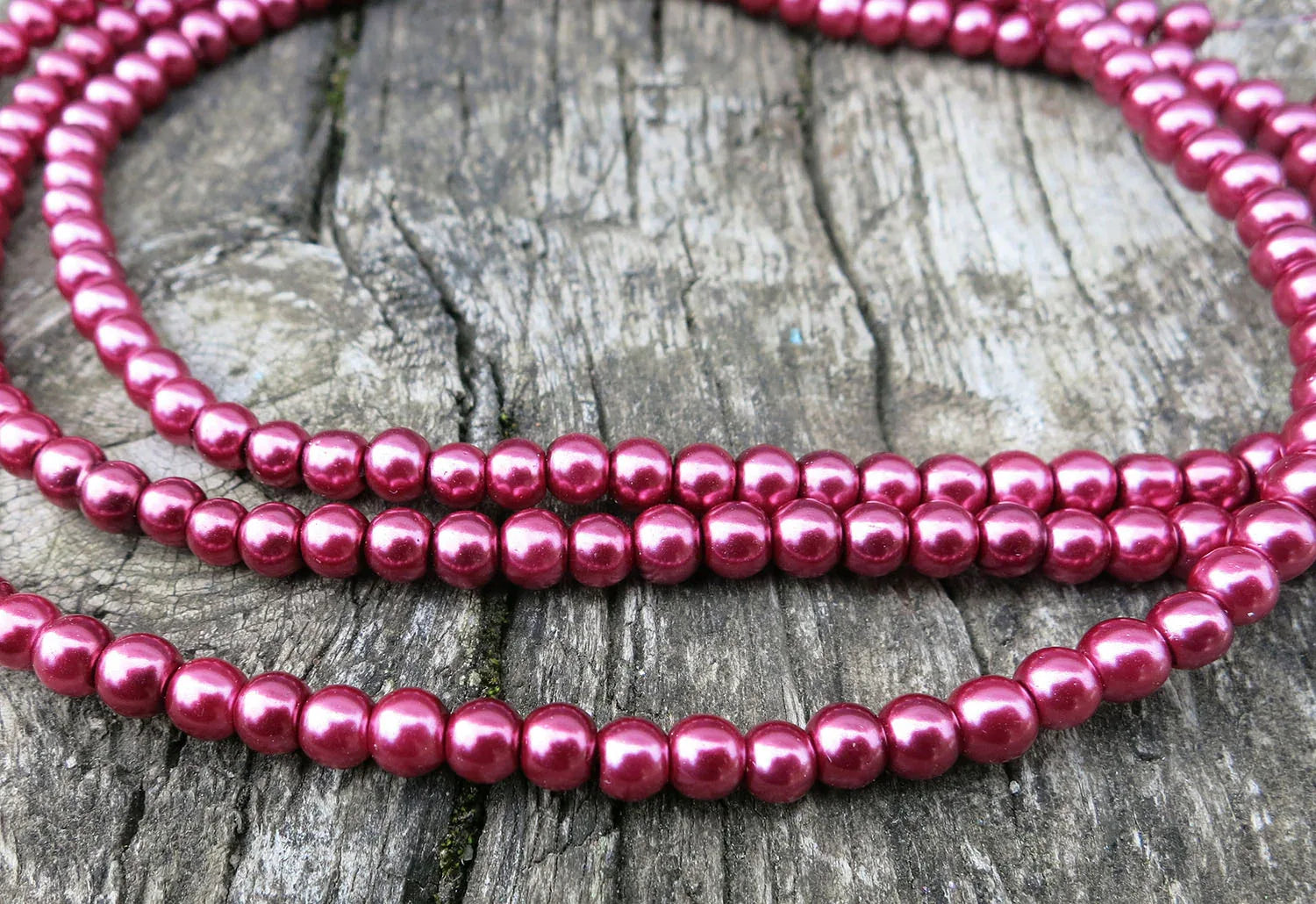 Vaxade glaspärlor - Lilaröd 4mm 1 sträng Hilmas Pyssel