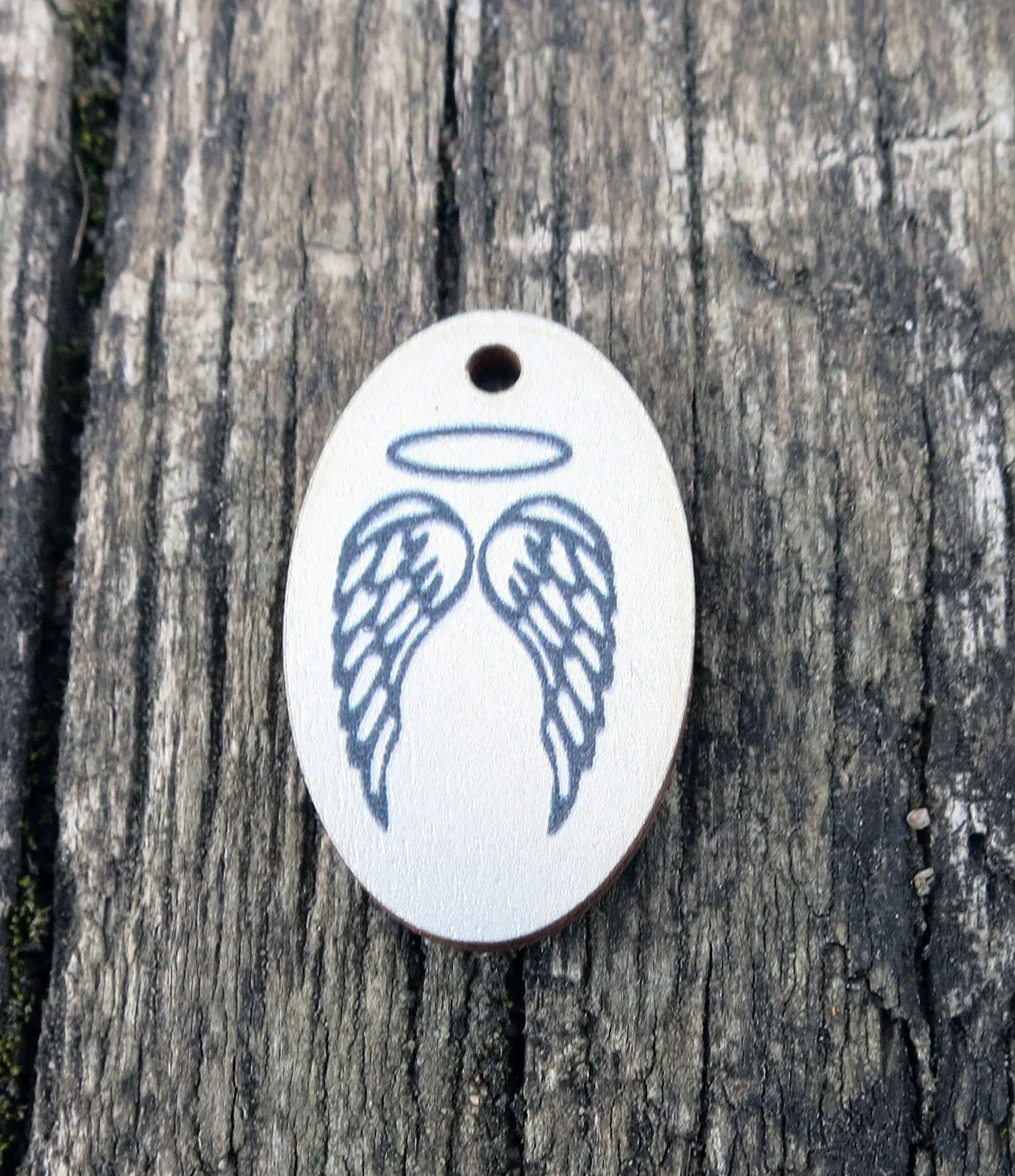 Hänge Trä - Oval med ängelvingar 25x15mm 1 styck Hilmas Pyssel