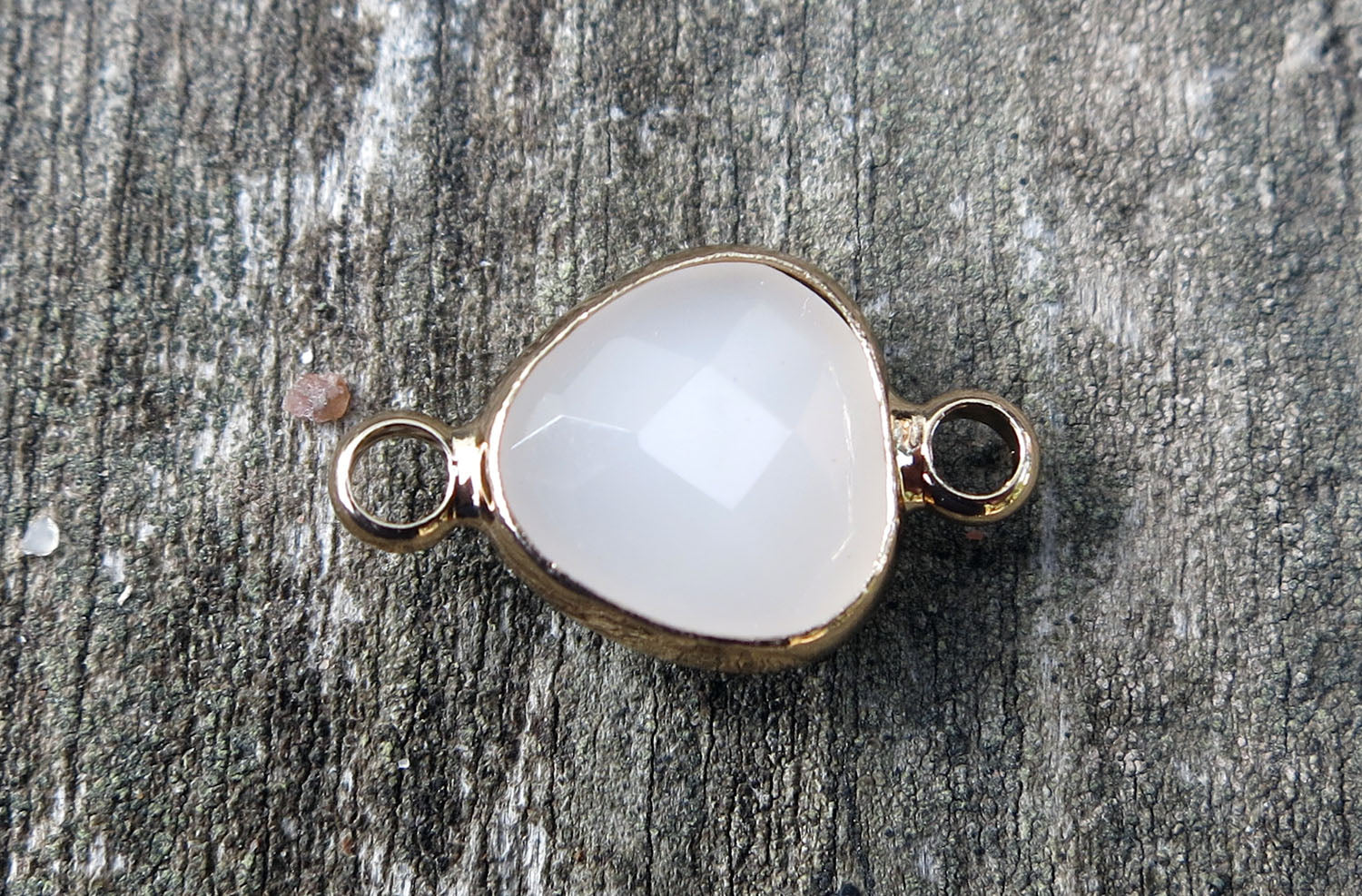 Connector Facetterad - Triangel Mjölkig Vit, 9mm 1 styck Grekisk Metall