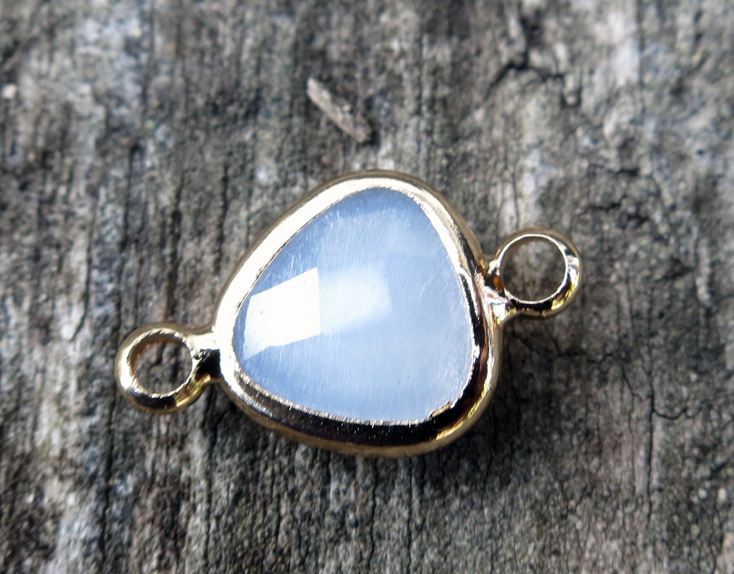 Connector Facetterad - Triangel Mjölkig Blå, 9mm, 1 styck Grekisk Metall