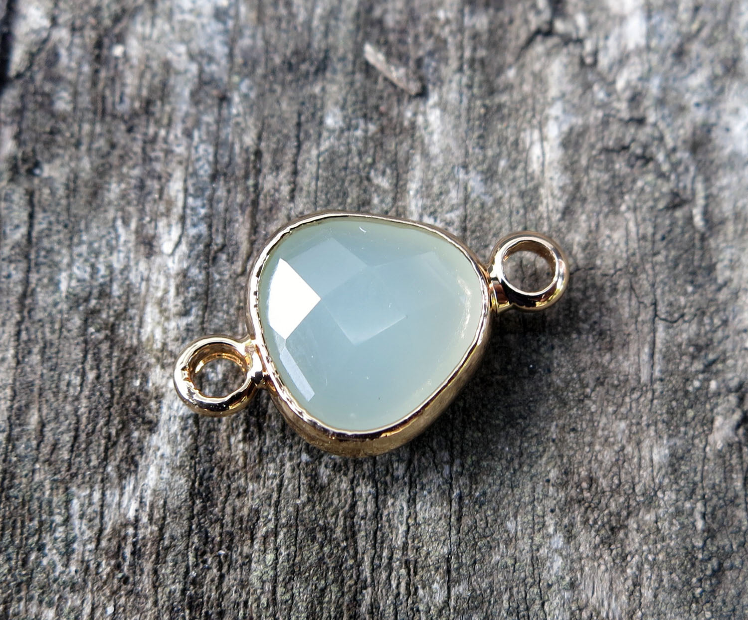 Connector Facetterad - Triangel Mjölkig Grön, 9mm 1 styck Grekisk Metall