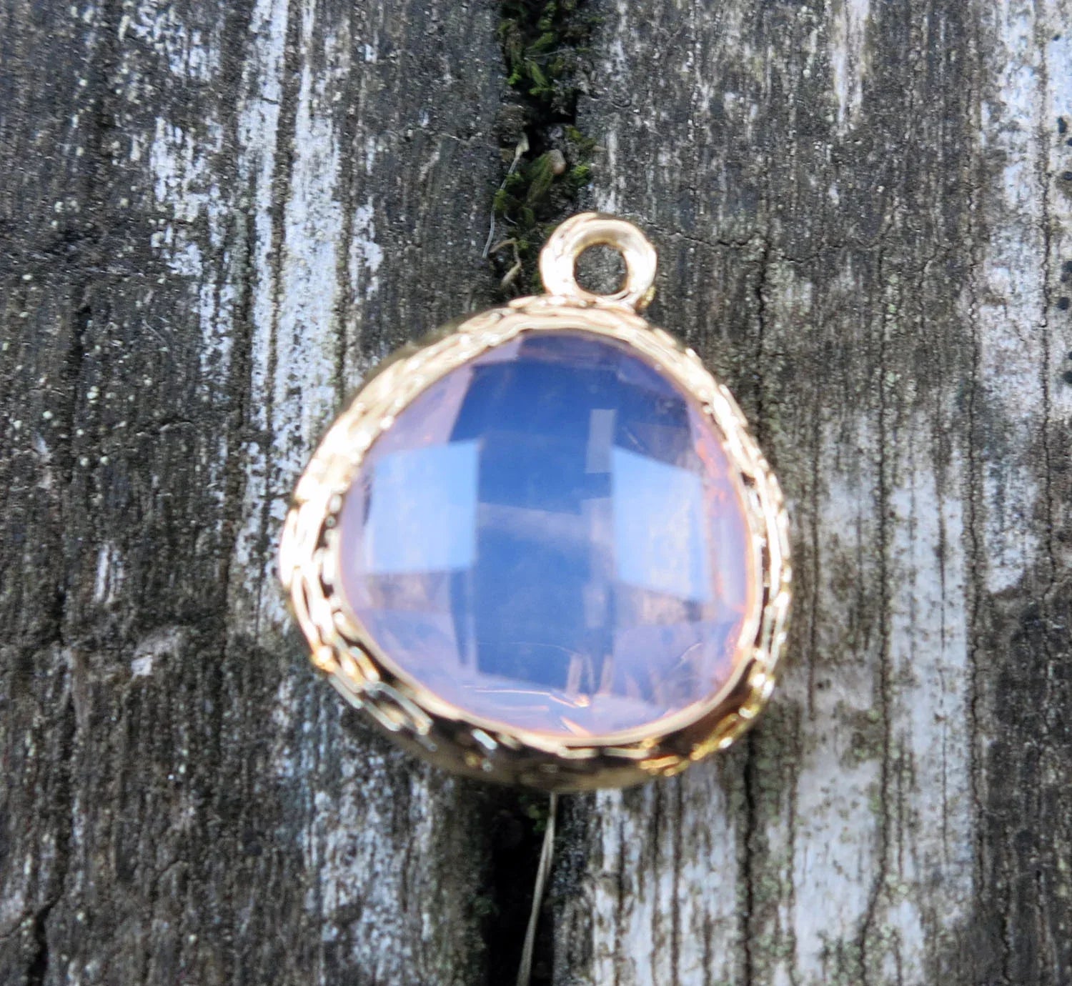 Berlock Facetterad - Triangel Mjölkig Rosa, 13mm 1 styck Grekisk Metall