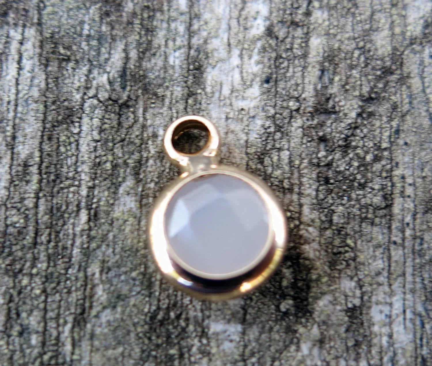 Berlock Facetterad - Rund Mjölkig Vit, 6mm, 1 styck Grekisk Metall
