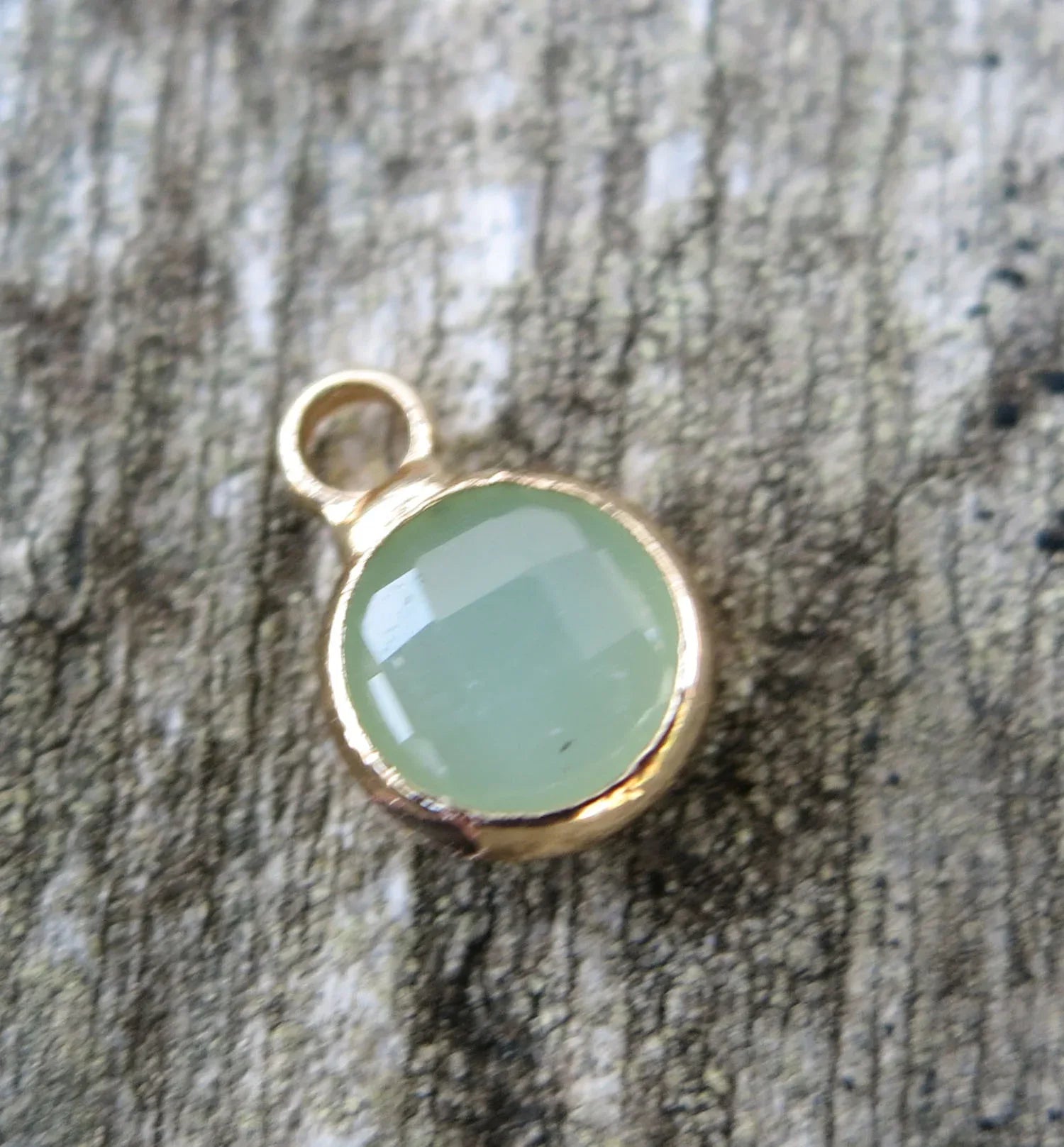 Berlock Facetterad - Rund Mjölkig Grön 6mm 1 styck Grekisk Metall