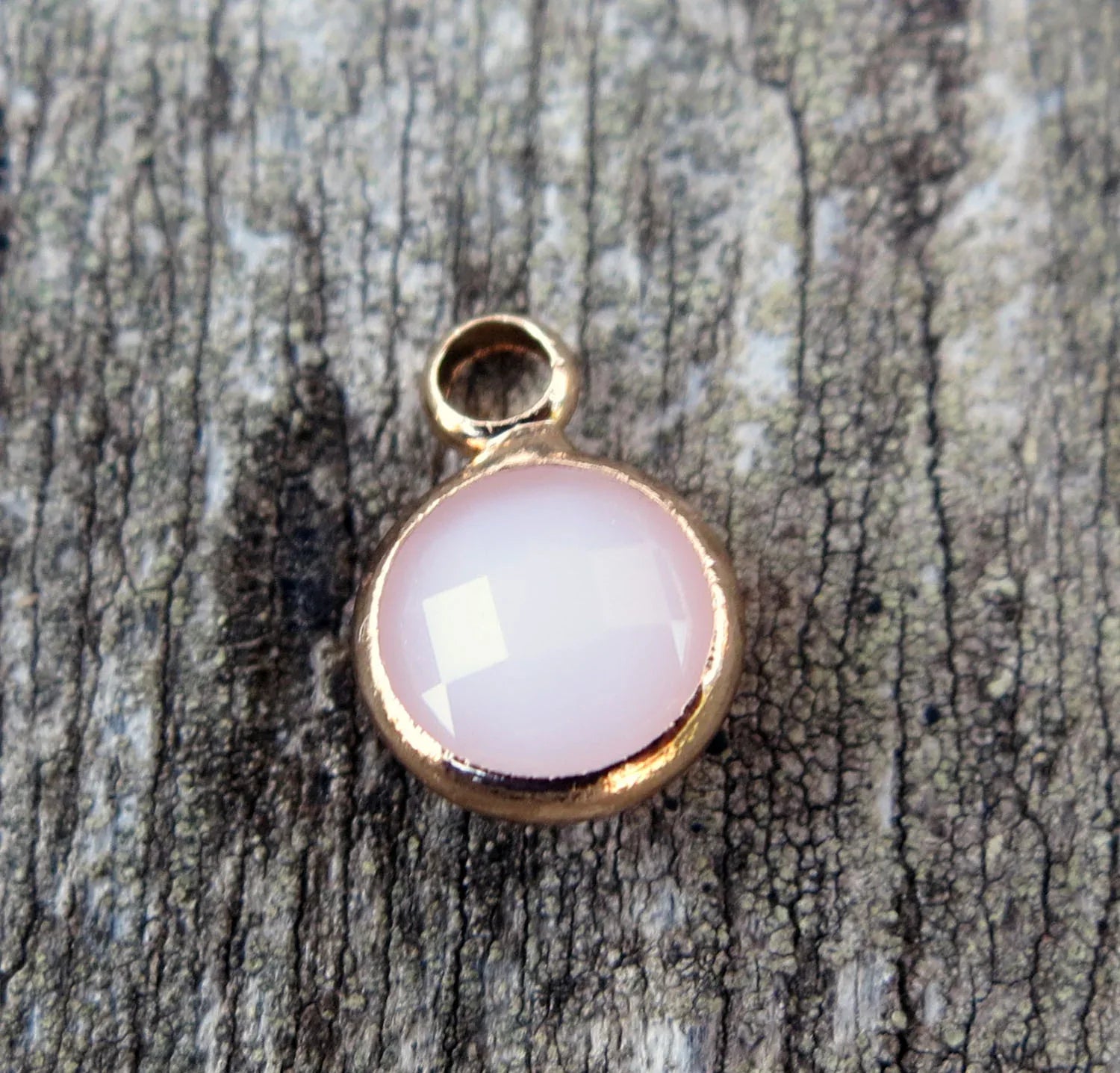 Berlock Facetterad - Rund Mjölkig Rosa, 6mm, 1 styck Grekisk Metall
