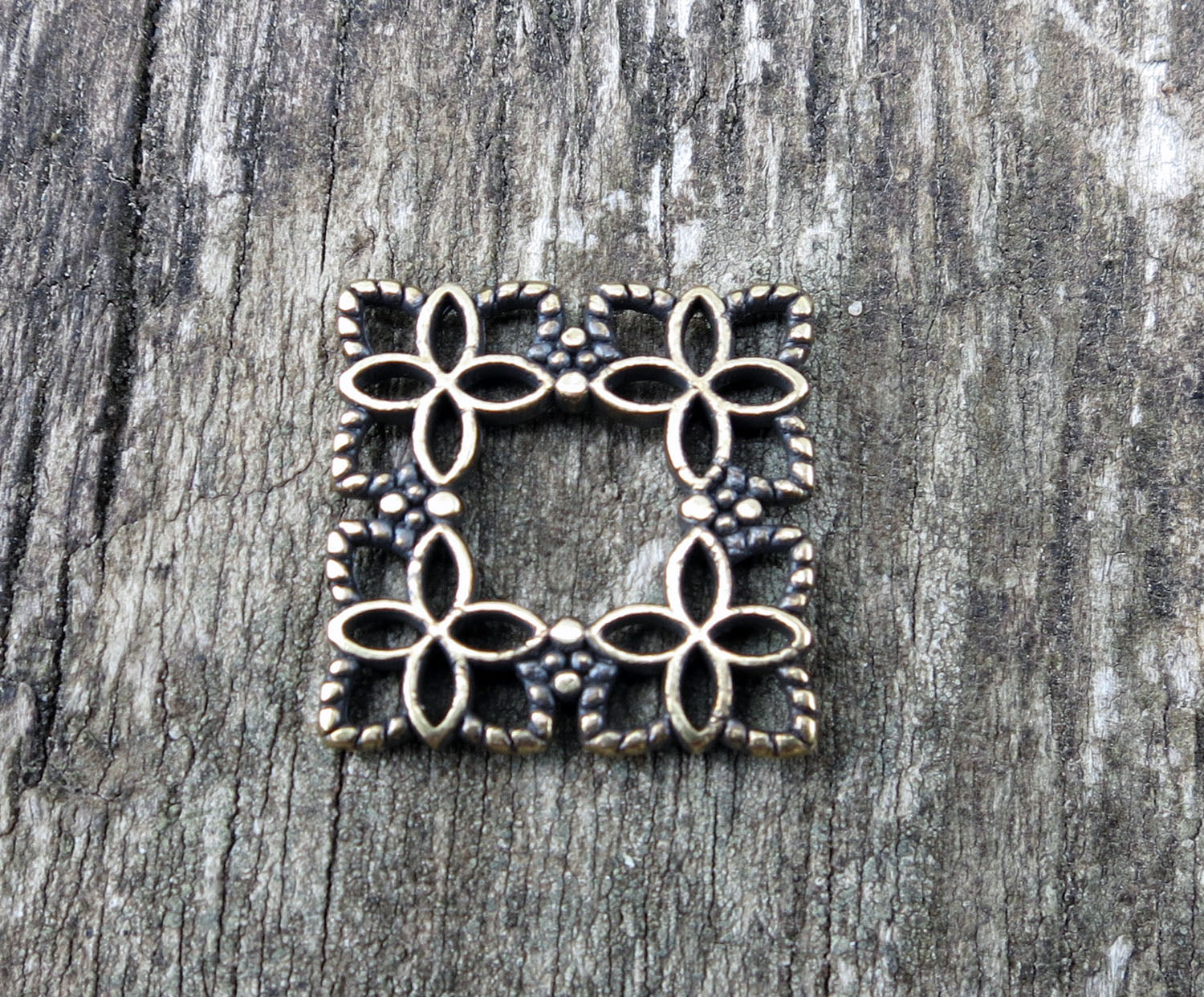 Connector Bronsfärgad - Fyrkant med Blommor 16mm 1 styck Grekisk Metall