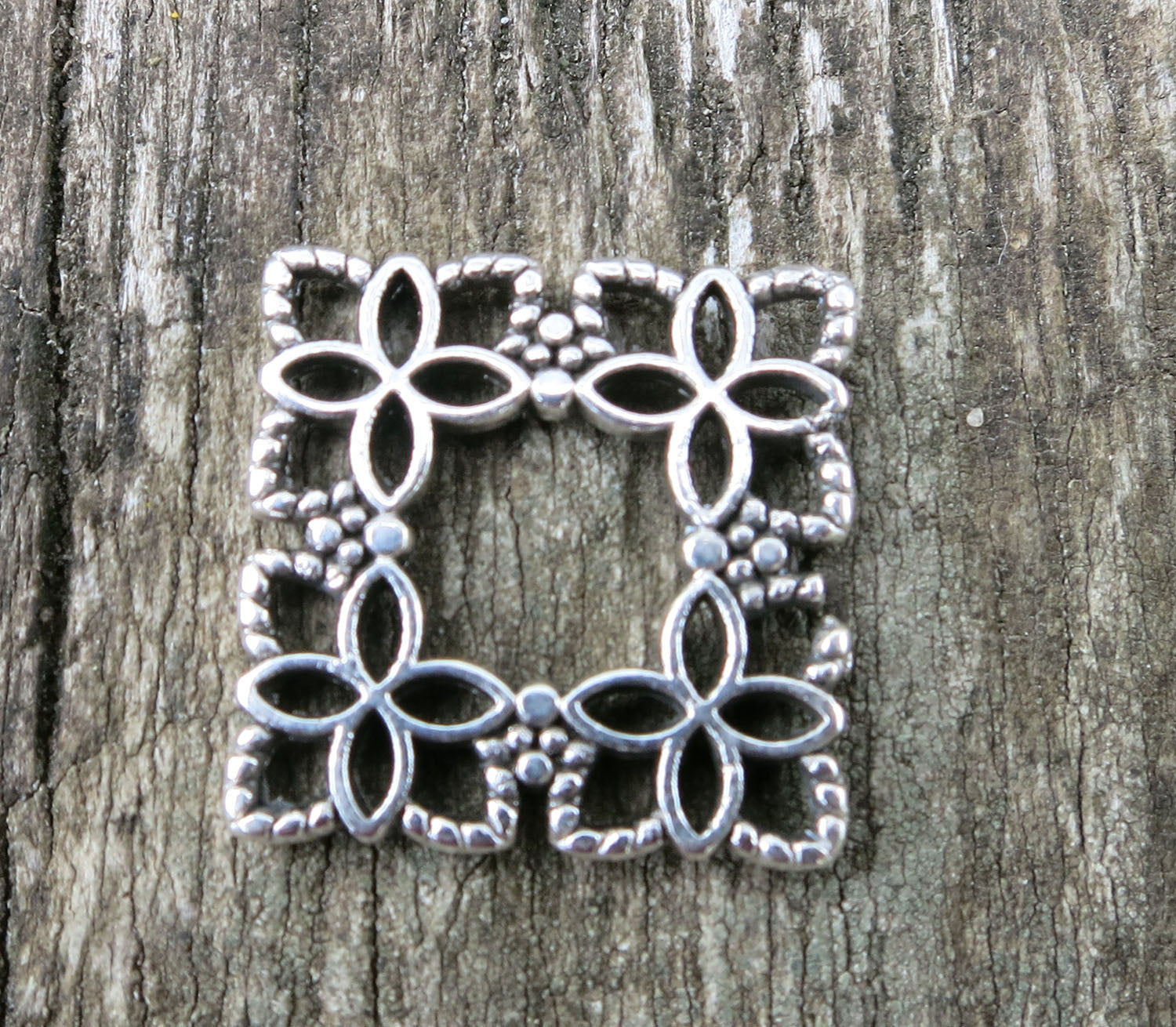 Connector Silverfärgad - Fyrkant med Blommor 16mm 1 styck Grekisk Metall