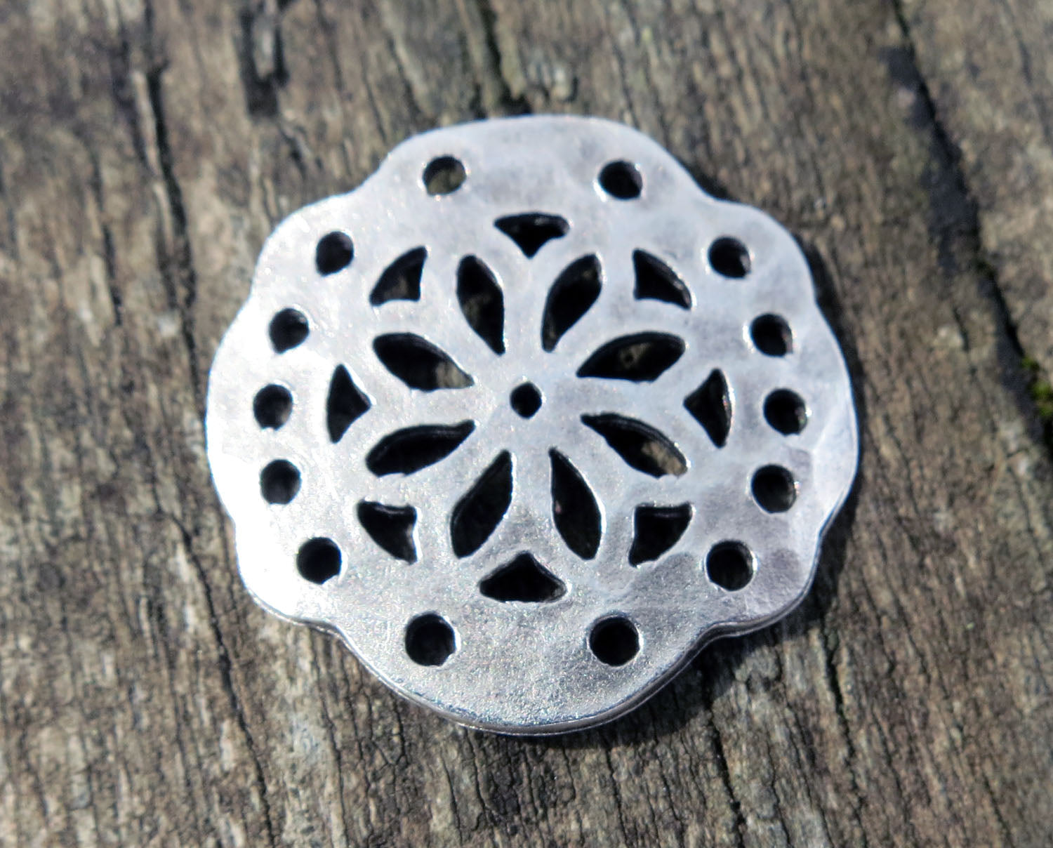 Connector Silverfärgad - Rund med blomma 19mm 1 styck Grekisk Metall