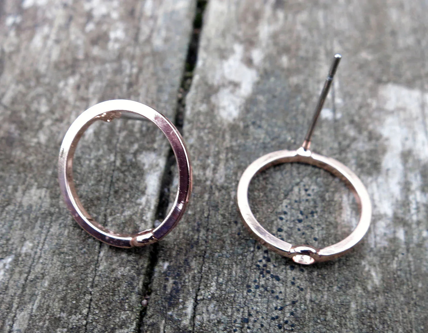 Örstickare roséguldfärgad - Ihålig Cirkel 14mm, 2-pack Grekisk Metall