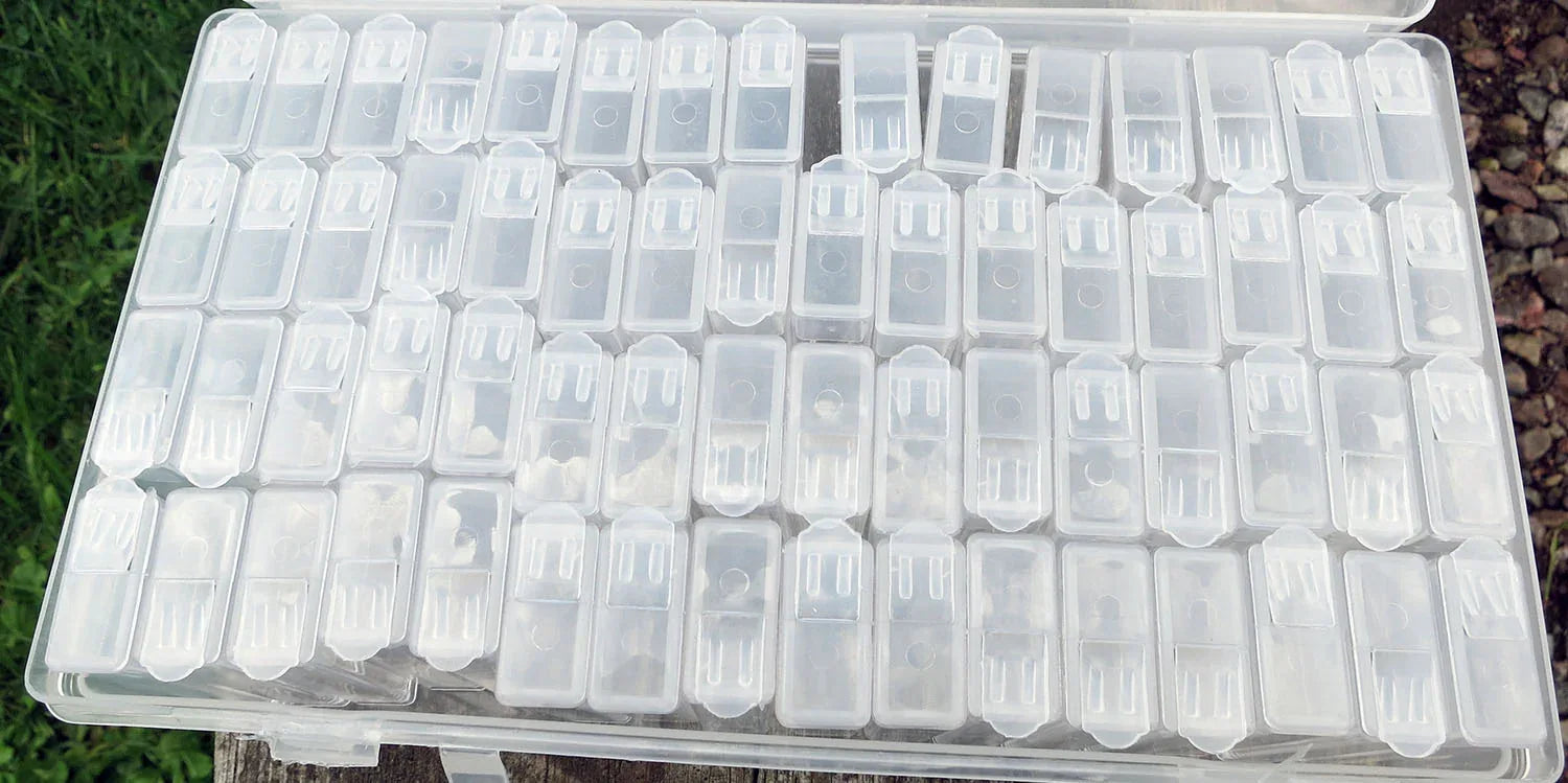 Förvaring pärlor - Låda med 64 mindre askar, 1 förpackning Hilmas Pyssel