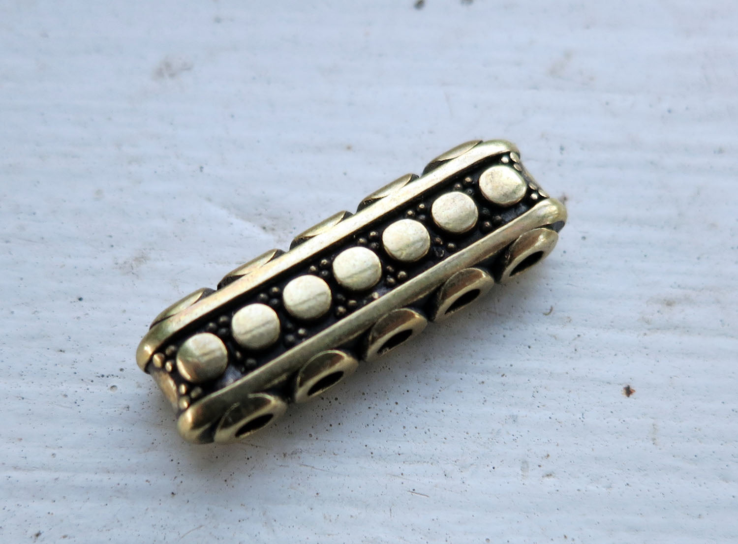 Mellandel Bronsfärgad - Prickmönstrad med 5 Hål 1 styck Grekisk Metall