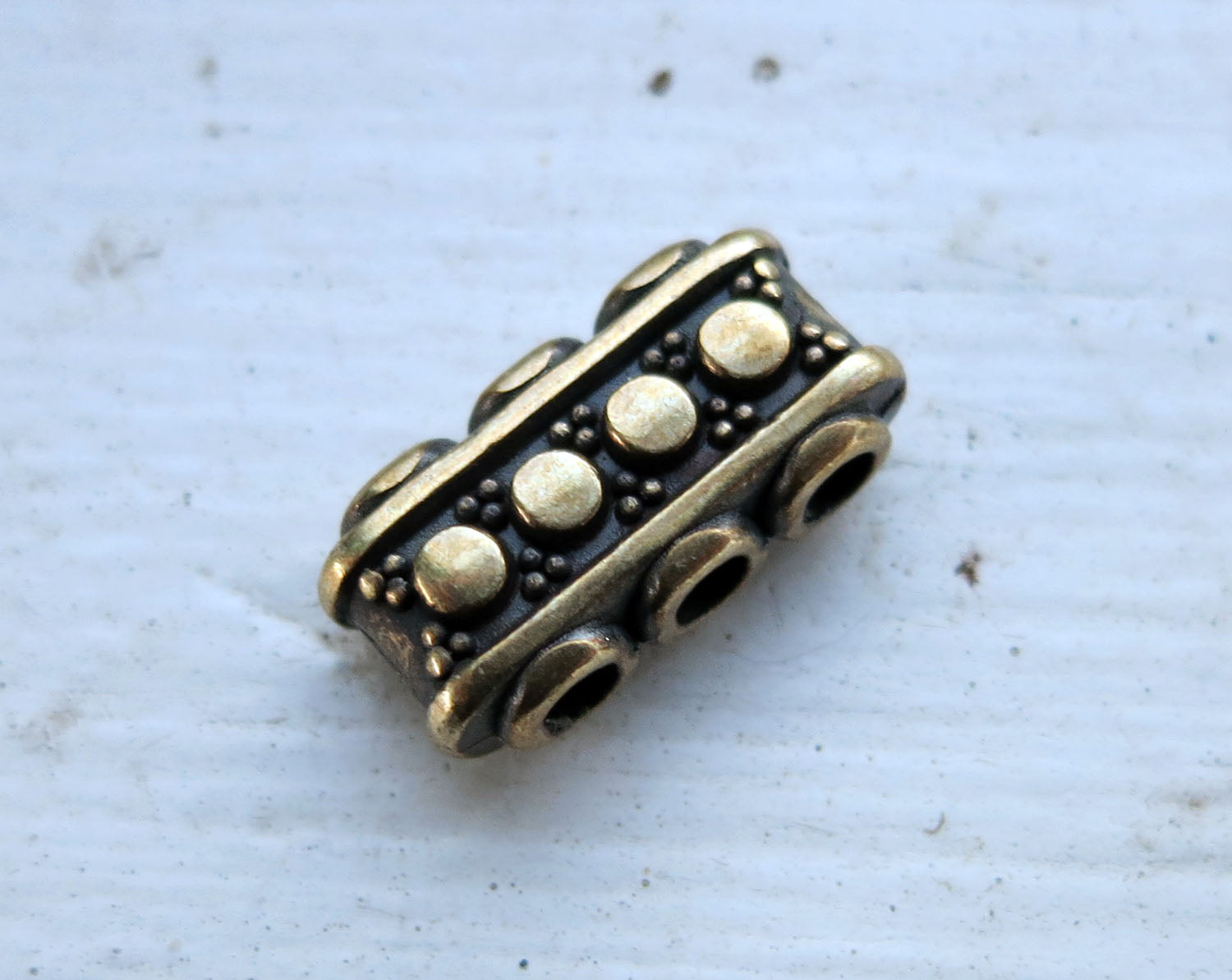 Mellandel Bronsfärgad - Prickmönstrad med 3 hål 1 styck Grekisk Metall